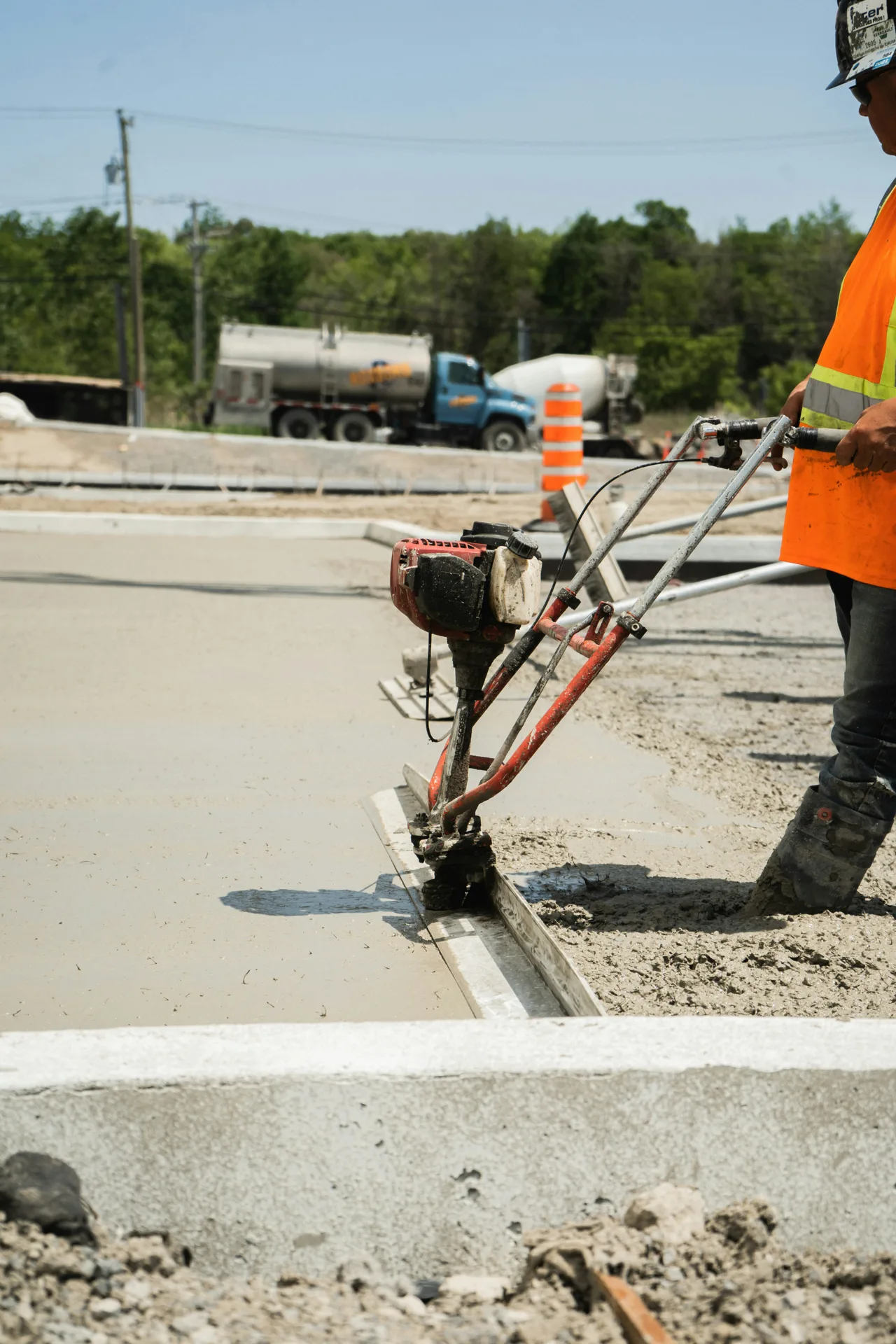 commercial curb and site concrete being power-screeded in Gatineau