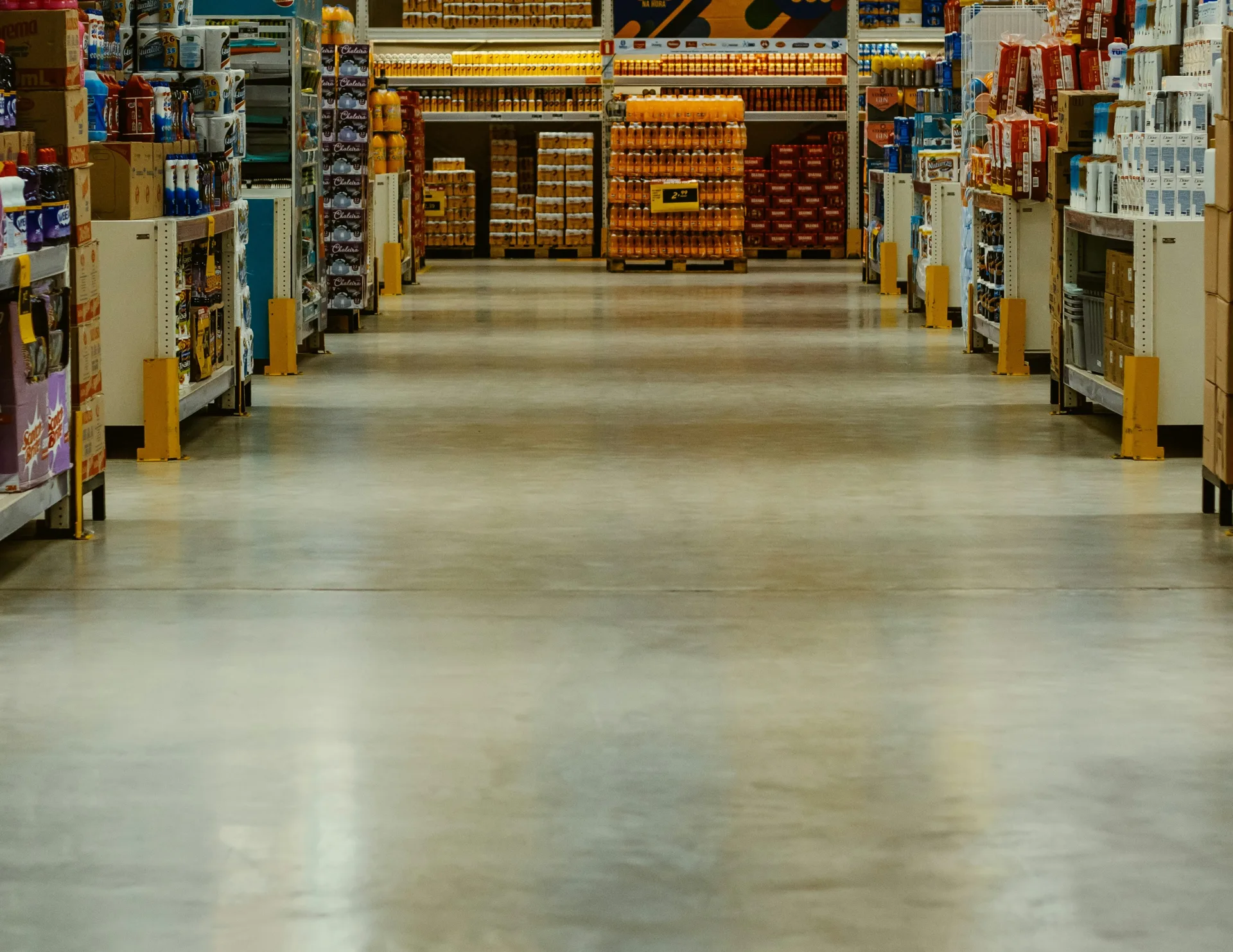 polished commercial concrete floor in a Gatineau supermarket aisle