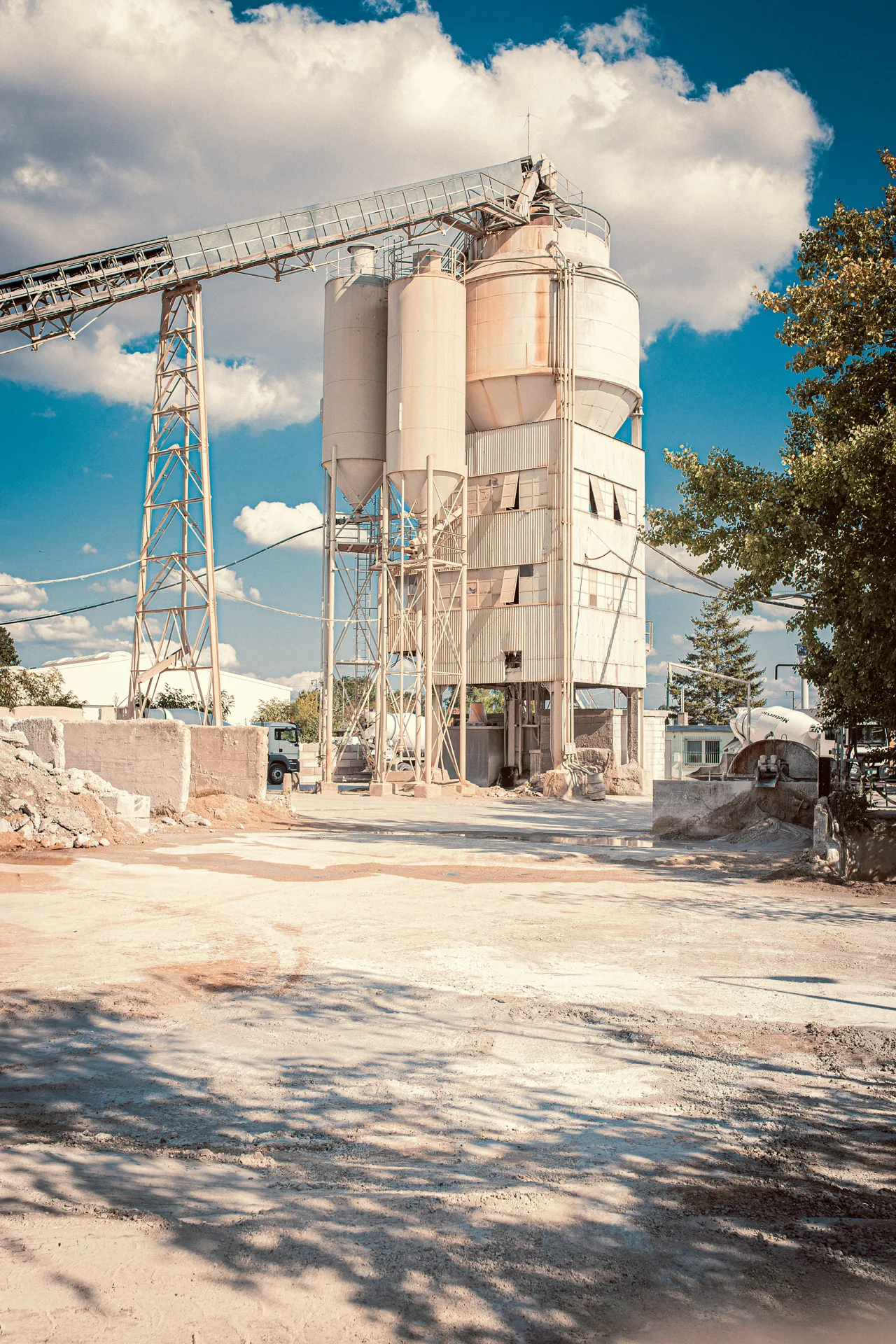 ready-mix batching plant silos serving Gatineau