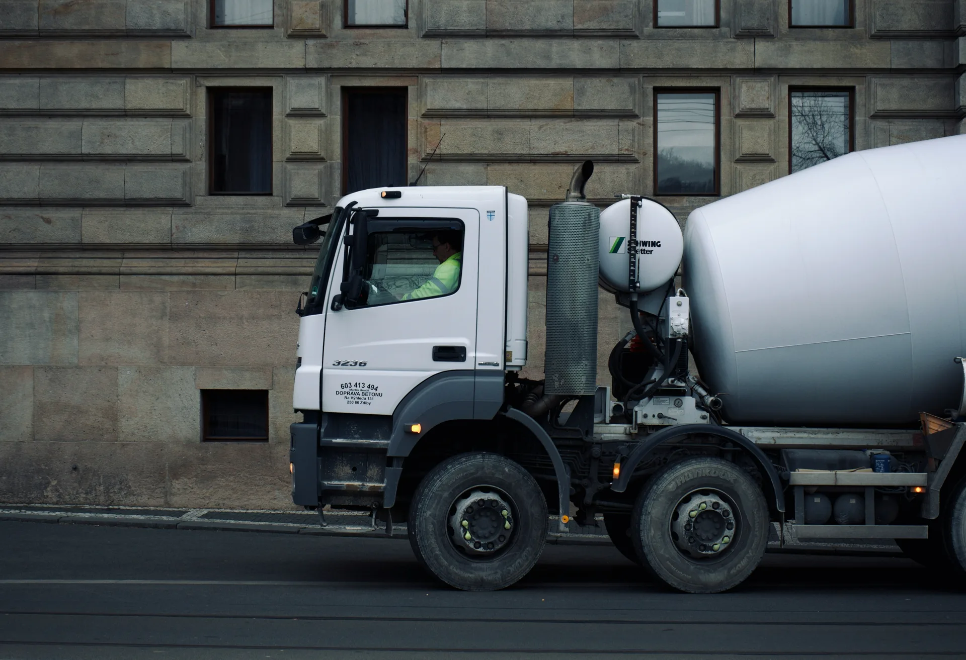 ready-mix concrete truck delivering on a Gatineau pour