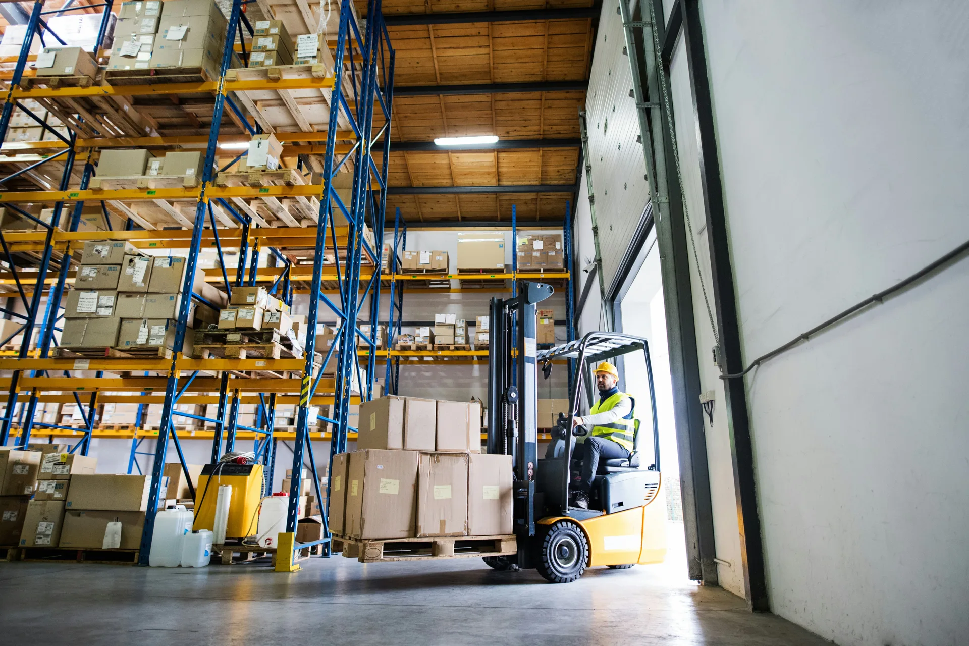 forklift on a finished industrial warehouse floor in a Gatineau facility