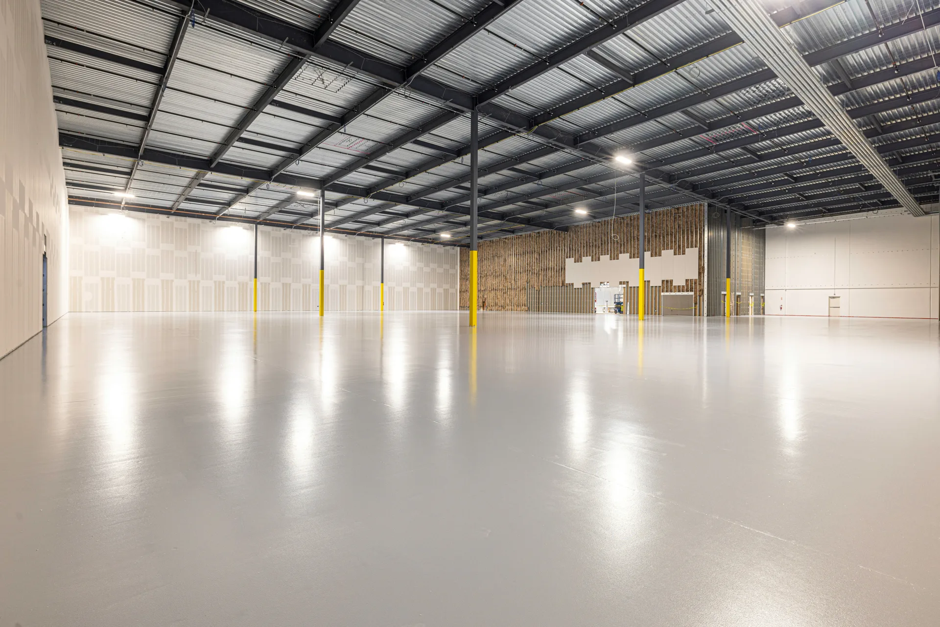 finished grey epoxy warehouse floor in a Gatineau distribution centre