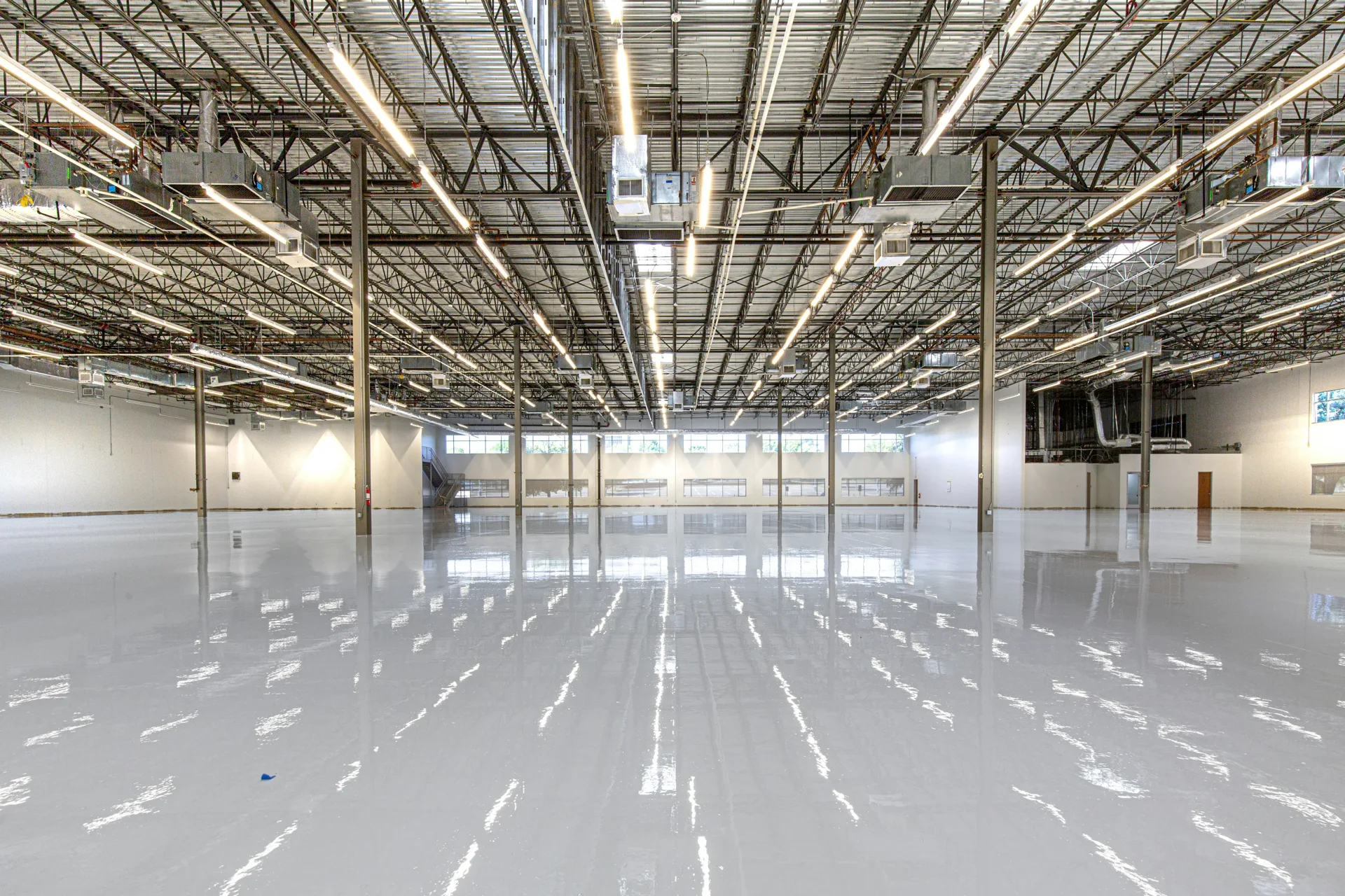 high-gloss epoxy floor in a Gatineau cold storage facility