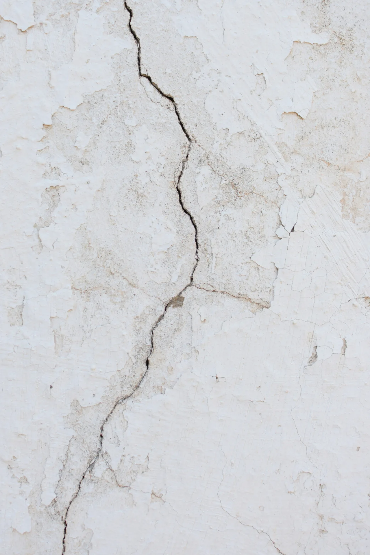 vertical crack in a residential concrete foundation wall in Gatineau