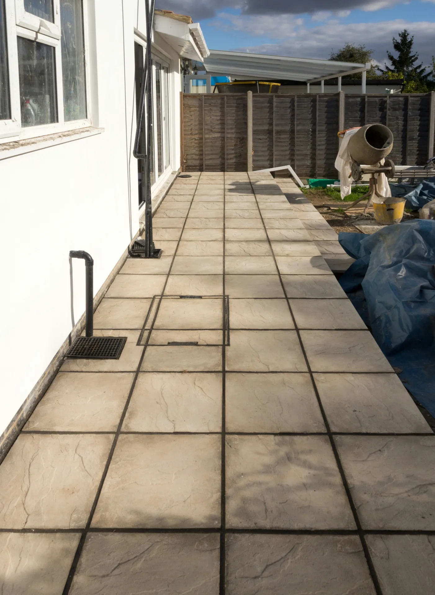 concrete walkway installation along the side yard of a Gatineau home